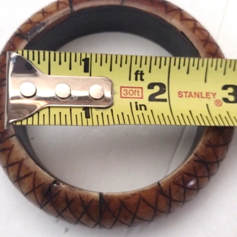 VINTAGE AUTHENTIC SHADES OF BROWN CARVED WOODEN BONE BANGLE 7.5